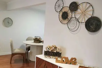 Image de Beautiful, newly renovated home with new appliance in a  prime location.