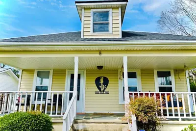 Image de Hard Rock Haus: pet-friendly 2-bed bungalow just a rollin’ stone from Helen!