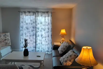 Image de Executive 2br Apartment | Walk to Hospitals | In-Unit Gym + Wi-Fi