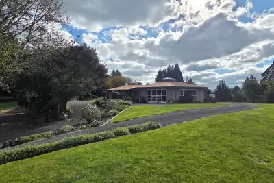 Image de Uniquely spacious and comfy country home. Perfect for Mountain bikers!