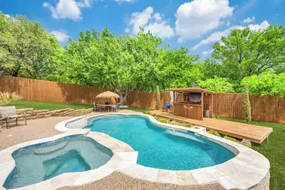 Image de Stunning Backyard with Pool & Spa : Pool Table & Grand Piano : Great Location
