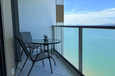 Image de 180 Degree Seaview Beach Front Condo