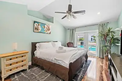 Image de New Huge 5br w/ Heated Pool/Spa! Walk to Wef