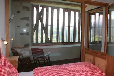 Image de Appartement 'Schloss Gravetsch Castel' avec vue sur la montagne et jardin partagé