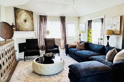 Image de Quiet Hideaway with Spa Bath and stylish decor.