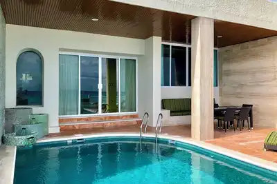 Image de 5 Bedroom Beachfront Villa