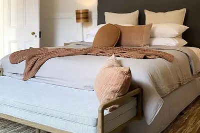 Image de Romantic Getaway with King Bedroom. Parking.