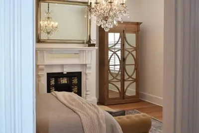 Image de King beds, fireplace, spa bath. Parking. Central.