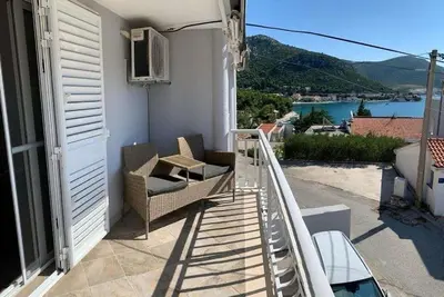 Image de Appartement d'une chambre avec le balcon et la vue sur le mer Klek, Usce Neretve (A-23139-b)