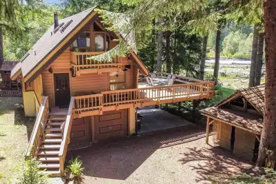 Image de Alpen Commune - Riverfront 5-bedroom cabin in fantastic Greenwater