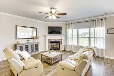 Image de 5 Mi to The Square: Athens Home w/ Pool Access!