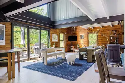 Image de Hot Tub, Pool, 2 Firepits | Near Mohonk Preserve + Wineries | Cragswood Lodge