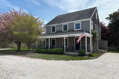 Image de Beautiful home with oversized pool and hot tub, spacious yard, walk to beach