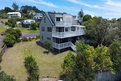 Image de Hamptons-Style Beach House – Relax Between Two Shores
