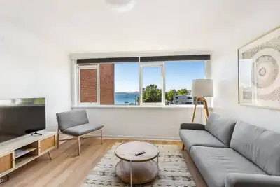 Image de Stylish Apartment w/ Bay Views