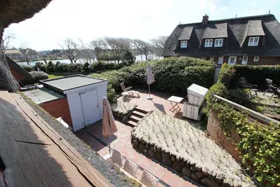 Image de Thatched house in beach house style on the Wenningstedt village pond.
