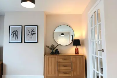 Image de Newly Refurbished Bright, 3 Bedroom House in The Highland Capital