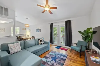 Image de 4br house in trendy East Austin