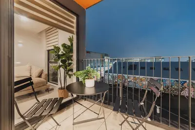 Image de Very Central 2br - Balcony & Full Kitchen