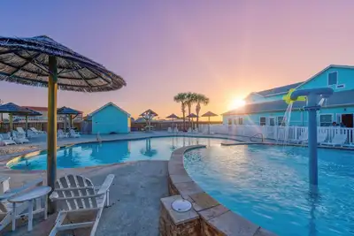 Image de Sun & Fun Condo: Pool, Playground, Room for All!