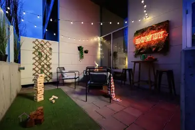 Image de Wild West Lofts | Patio | Walk to Rogers | Games!