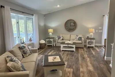 Image de The Hideout - Woodsy Retreat 10 minutes from Charlestown Beach