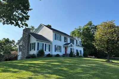 Image de Charming 4-bedroom House on beautiful farm in Clear Brook with lovely views