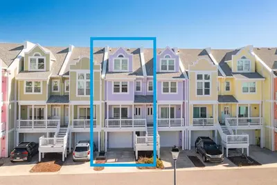Image de Centrally located townhome w/ a resort-style community pool & gorgeous sunsets!