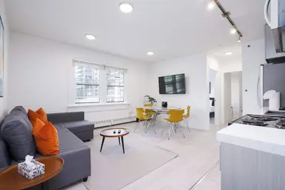 Image de Elegant & Stocked Condo in the Heart of Vancouver