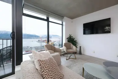 Image de Modern Downtown Condo with Million Dollar Water Views
