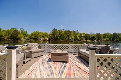 Image de Lake Haven-Entire guesthouse with Hot Tub, Paddleboat, and Fishing!