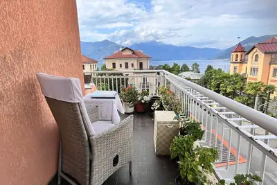 Image de Large downtown Luino apartment with lake views
