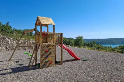 Maison confortable à Labin avec WiFi