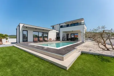 Image de Maison confortable à Turanj avec sauna