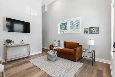 Image de Evelyn 101 - Dramatic 16ft ceilings in this spacious 1 Br in serene Forest Hill