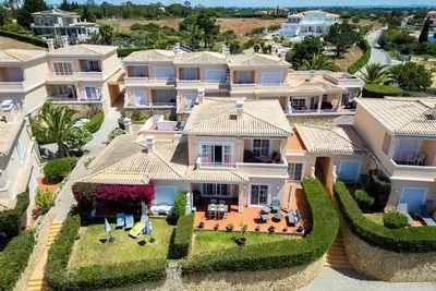 Image de Cozy apartment with large sun-facing terrace and views of garden and sea