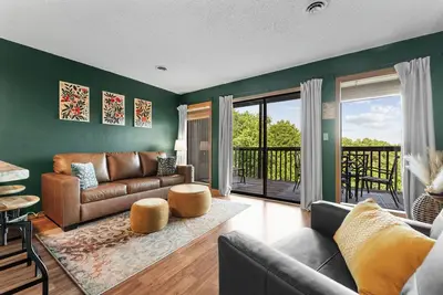 Image de New Listing! Remodeled! 1 Br, 2 Beds, 1 mile from Silver Dollar City!