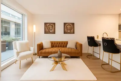 Image de Luxury Apartment• Steps from Doco + Golden 1  + Private Patio Entry + Den