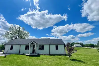 Image de Eagles Crossing is a Newly Renovated 3-Bed Farmhouse with a Large Deck & Hot Tub