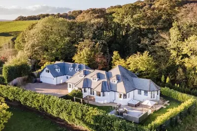 Image de Hen Haven Manor – Celebration Retreat with Hot Tub & Outdoor Bar!