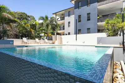 Image de Poolside Panoramic Breeze with Soaring Views