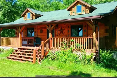 Image de Chestnut. . . 3 bedroom, 2 bath Log Cabin with outdoor hot tub jacuzzi. . . sleeps 10