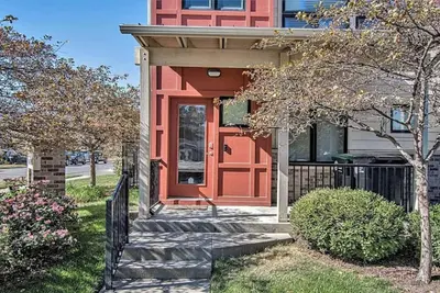 Image de Downtown townhome! 2 car garage, 2 living rooms and 2 balconies w/skyline View!
