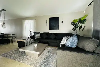 Image de Cozy Group Retreat + Private Pool + Near Bars