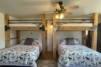 Image de Cozy 1-bedroom apartment unit C, sleeps 6  across from famous Cody Nite Rodeo!