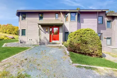 Image de Cozy Ski-in/Ski-out condo w/ balcony, mountain views, gas fireplace, w/d, wifi