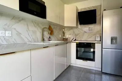 Image de Apparemment 12 minutes à pieds des plages