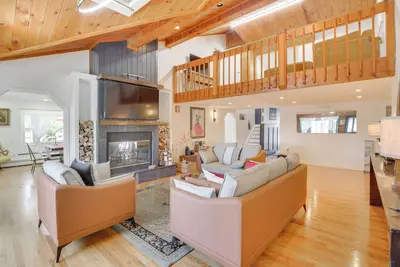 Image de Lake Carmel Access: Waterfront Home w/ Deck!