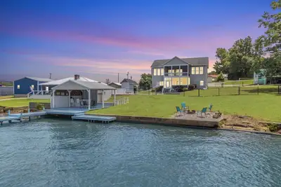 Image de Lakefront Getaway with Dock Pool Sunset Games