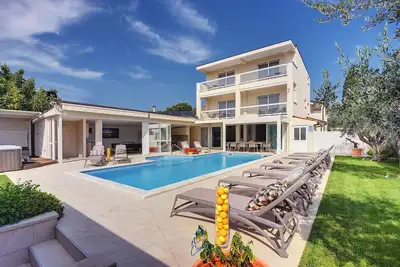 Image de Vaste Villa Sanctuaire pour 14 personnes avec piscine et jacuzzi, à proximité des plages